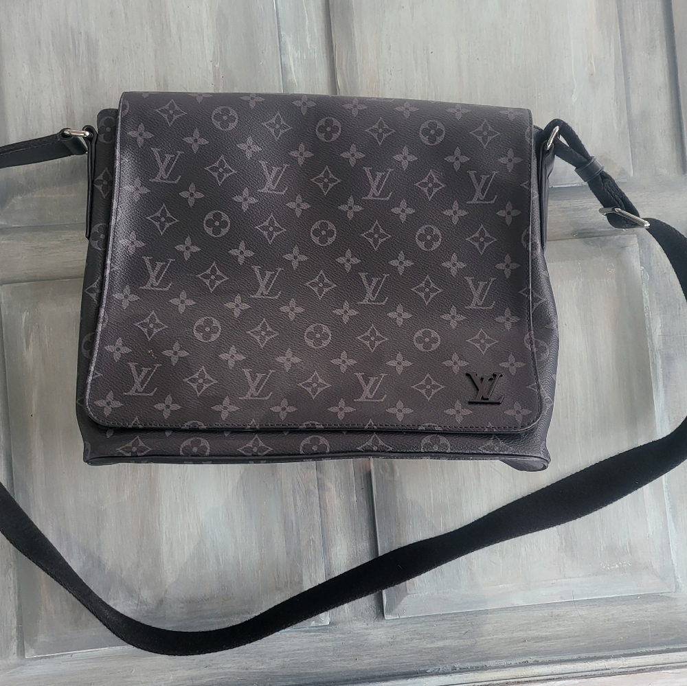 Louis vuitton messenger bag